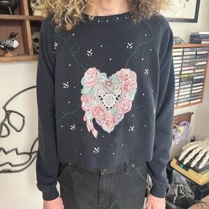 Vintage 80s 90s Cropped Floral Heart Black Raglan Crewneck Sweatshirt  ~ Size XL